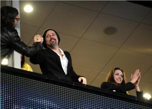 Джоли и Питт целовались на глазах у целого стадиона