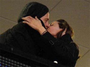 Джоли и Питт целовались на глазах у целого стадиона
