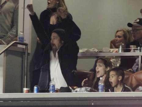 Джоли и Питт целовались на глазах у целого стадиона