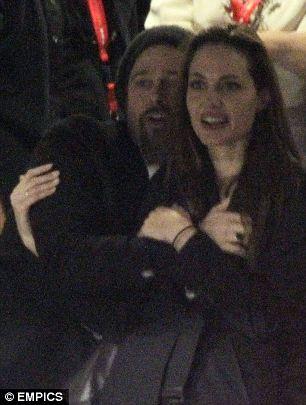 Джоли и Питт целовались на глазах у целого стадиона