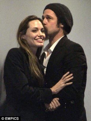Джоли и Питт целовались на глазах у целого стадиона
