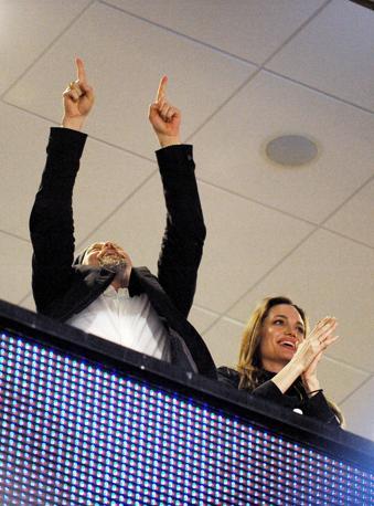 Джоли и Питт целовались на глазах у целого стадиона