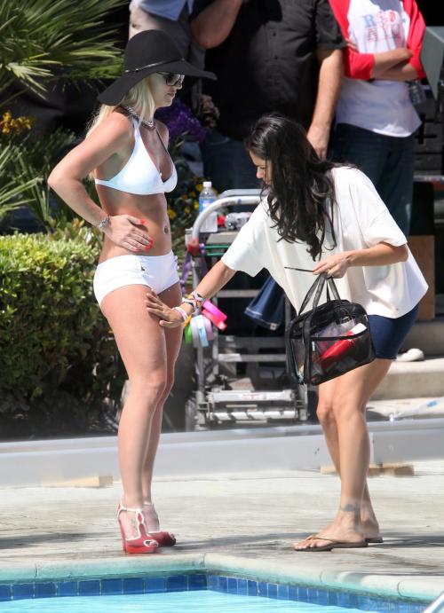 Бритни Спирс позирует в бикини