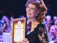 В Москве Софи Лорен рассталась с платьем от Армани