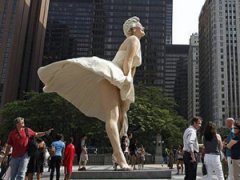 В США открыли памятник Мерилин Монро