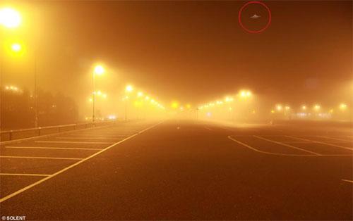 Хабр Рахман возвращался домой поздним вечером в густом тумане, когда он неожиданно остановил машину и сделал несколько кадров освещения дороги, которое показалось ему интересным…