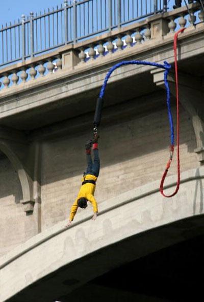 Джим Керри сиганул с «моста самоубийц»