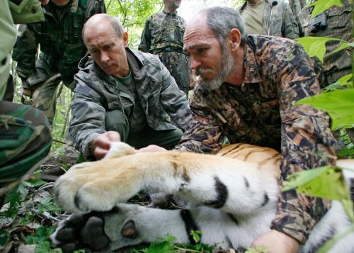 20 самых ярких фотографий Путина с животными