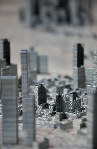 Художник выстроил небоскребы… из скрепок