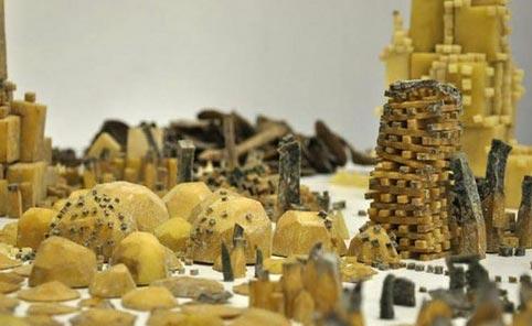 Художник выстроил небоскребы… из скрепок