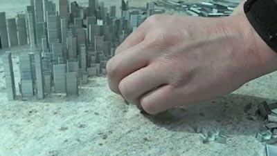 Художник выстроил небоскребы… из скрепок