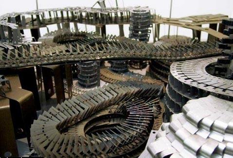 Художник выстроил небоскребы… из скрепок