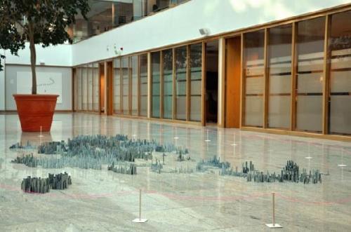 Художник выстроил небоскребы… из скрепок