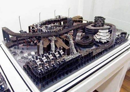 Художник выстроил небоскребы… из скрепок