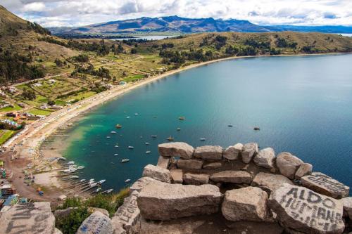 Титикака

Озеро находится в Андах на границе Перу и Боливии. Оно самое большое по запасам пресной воды на континенте. На языке индейцев кечуа кака означает «скала», а тити — «пума».