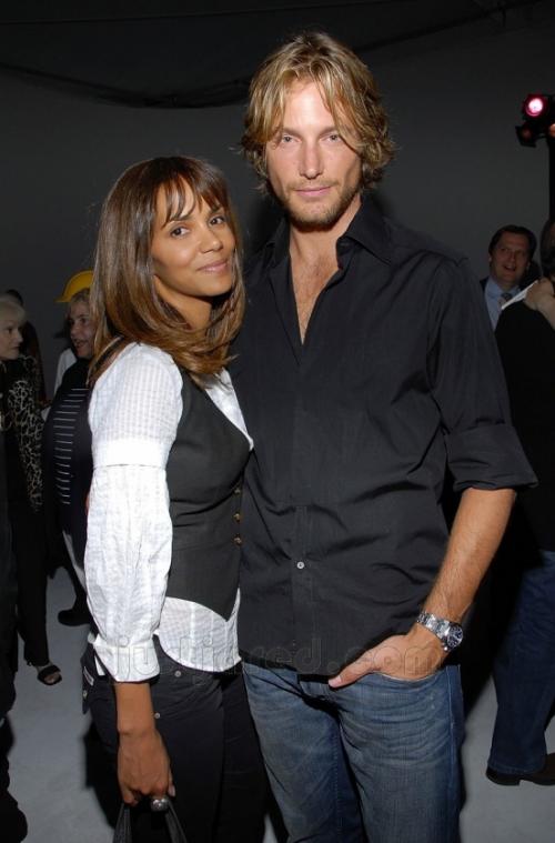 Знаменитые красотки и их молодые избранники