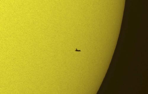 Atlantis и Hubble засняли на фоне Солнца