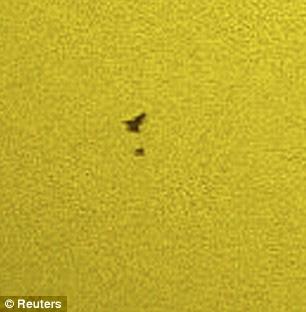 Atlantis и Hubble засняли на фоне Солнца