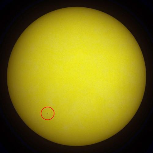 Atlantis и Hubble засняли на фоне Солнца