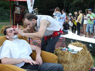 «Серебряный Дождь» удивил своих гостей курицей и Эмиром Кустурицей