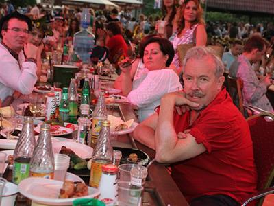 «Серебряный Дождь» удивил своих гостей курицей и Эмиром Кустурицей