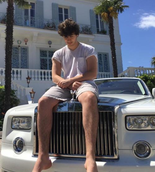 Как отдыхают дети российских олигархов