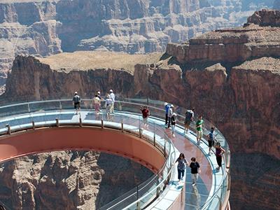 Головокружительная стеклянная площадка над Гранд-Каньоном