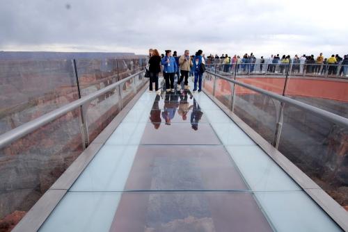 Головокружительная стеклянная площадка над Гранд-Каньоном
