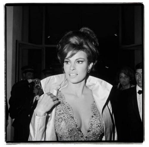 73-летняя «девушка Бонда» поразила стройной фигурой