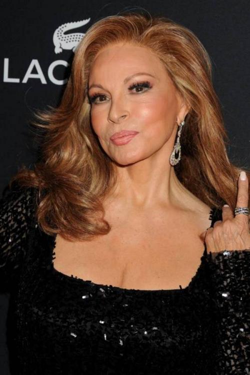 73-летняя «девушка Бонда» поразила стройной фигурой