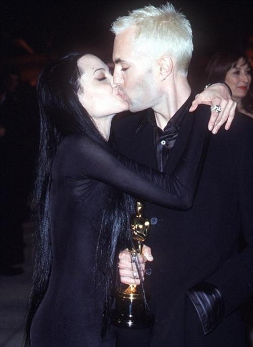 Анджелина Джоли: ее мужья, подруги и символические тату