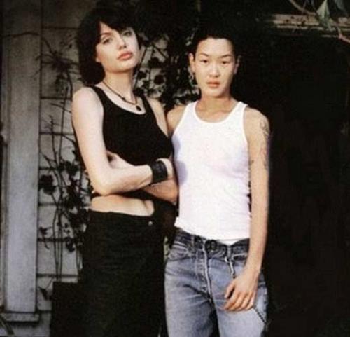 Анджелина Джоли: ее мужья, подруги и символические тату