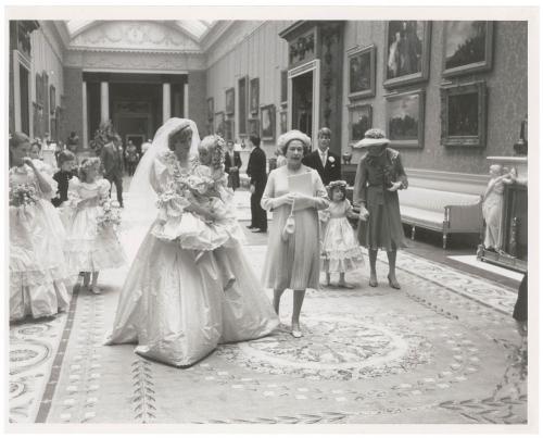 Ранее не публикованные фото со свадьбы принцессы Дианы