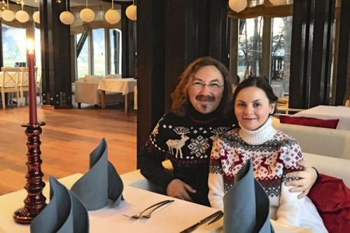 Седина в бороду: российские знаменитости, женившиеся на молодых