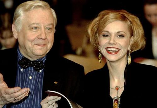 Седина в бороду: российские знаменитости, женившиеся на молодых