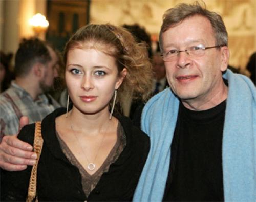 Седина в бороду: российские знаменитости, женившиеся на молодых