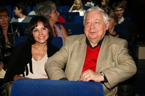 Седина в бороду: российские знаменитости, женившиеся на молодых