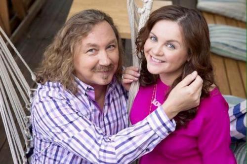 Седина в бороду: российские знаменитости, женившиеся на молодых