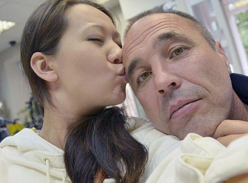 Седина в бороду: российские знаменитости, женившиеся на молодых