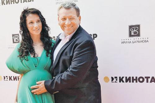 Седина в бороду: российские знаменитости, женившиеся на молодых