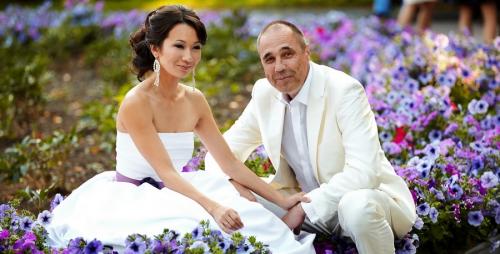 Седина в бороду: российские знаменитости, женившиеся на молодых