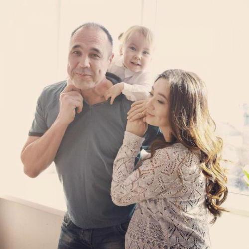 Седина в бороду: российские знаменитости, женившиеся на молодых