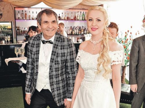 Седина в бороду: российские знаменитости, женившиеся на молодых