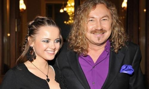 Седина в бороду: российские знаменитости, женившиеся на молодых