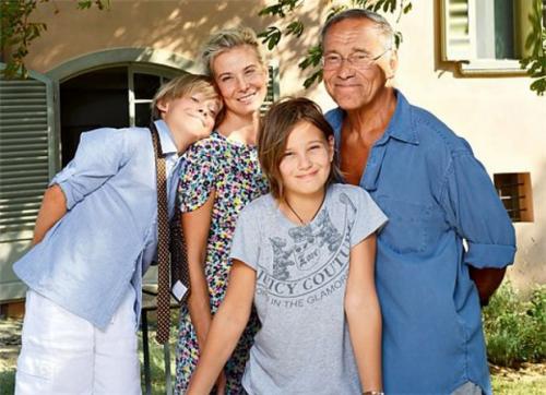 Седина в бороду: российские знаменитости, женившиеся на молодых