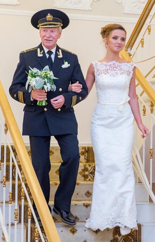 Седина в бороду: российские знаменитости, женившиеся на молодых