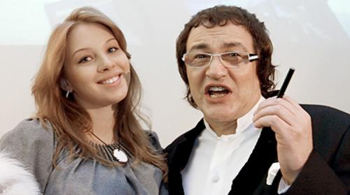 Седина в бороду: российские знаменитости, женившиеся на молодых