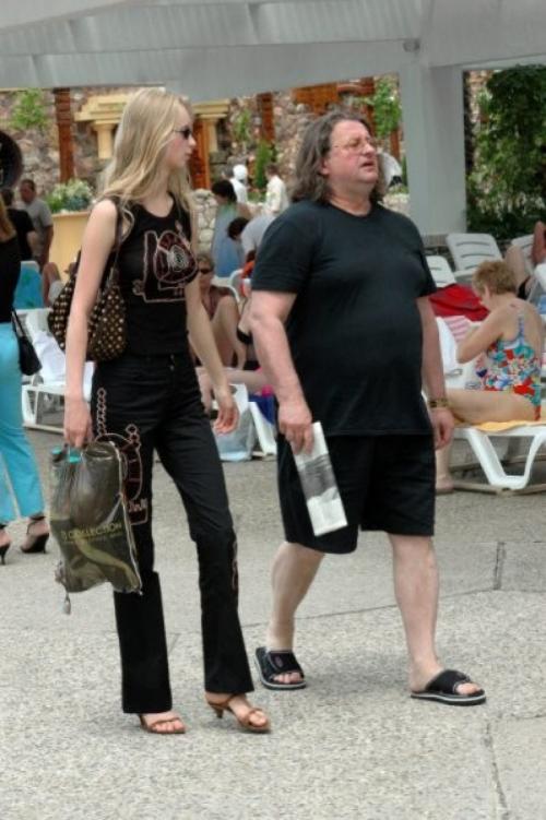 Седина в бороду: российские знаменитости, женившиеся на молодых