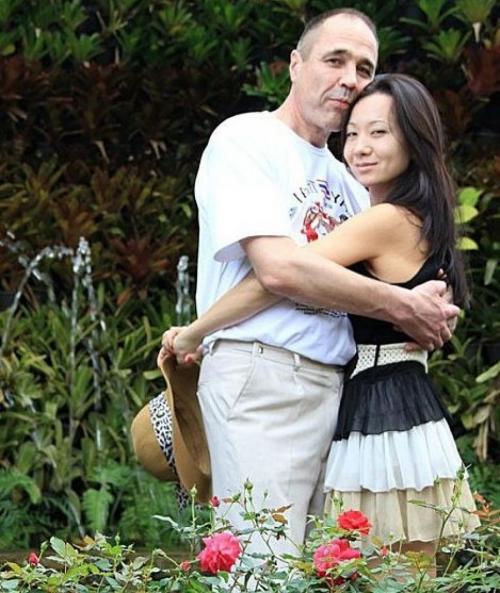 Седина в бороду: российские знаменитости, женившиеся на молодых