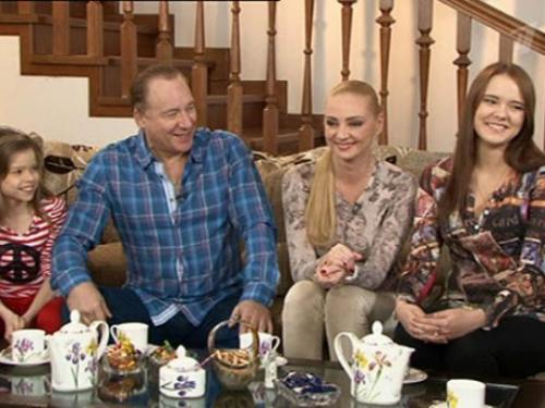 Седина в бороду: российские знаменитости, женившиеся на молодых